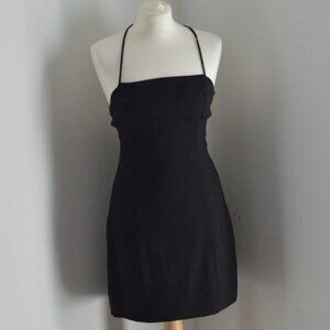 The black mini cross-necked strapless dress of the Zara brand